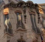 Un immeuble en trompe l??il avenue Georges V � Paris