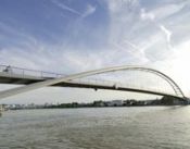 Une passerelle entre deux rives et trois pays