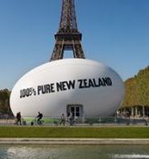 Un ballon de rugby gonflable d�di� � la Nouvelle-Z�lande