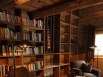 Une bibliothèque bardée de bois ancien