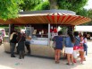 Kiosque à friandises : peau de bois pour mobilier urbain contemporain