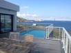 Une piscine avec vue sur la mer sur le toit du garage 