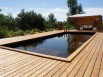 Une piscine familiale tout en bois