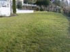 Avant : Une vaste pelouse sur un terrain en pente
