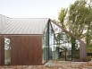 Une maison qui se fond dans la nature environnante