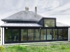 Une extension vitrée avec abri de jardin intégré