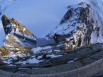 Un tube d'acier ancré dans la glace pour admirer le Mont-Blanc