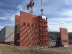 Ce cube ocre et gris abrite une centrale à béton