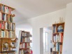 Des totems en bois garnis de livres pour dynamiser un appartement