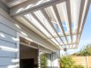 Une pergola bioclimatique qui offre une pièce en plus