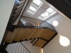 Un escalier moderne et élégant inondé de lumière 