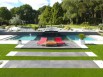 Une terrasse contemporaine mène à la piscine