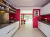 Une cuisine toute de rouge vêtue pour être en harmonie avec la façade