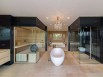 Une salle de bains toute en transparence 