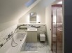 Une salle de bains sous les toits entre marbre et mosaïque