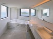 Une salle de bains avec vue panoramique sur la mer de Chine