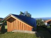 Une maison assise sur la montagne