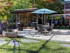 Une terrasse minérale avec vue sur la piscine en pierre