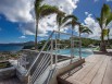 Une terrasse avec une piscine à débordement