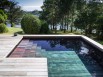 Un escalier de piscine intégré dans la terrasse 
