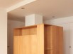 Un meuble secrétaire compact en forme de cube