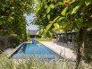 Une piscine de 22 mètres de long dans un jardin privé