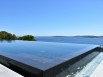 Une piscine à débordement avec vue sur mer