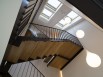 Un escalier léger et central pour une bâtisse moderne