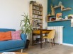 Un salon dynamisé par la couleur et du mobilier vintage