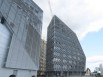 Au bas de la gare de Rennes, un bâtiment de résille 