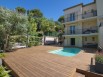 Une terrasse en bois se dore la pilule sur la Côte-d'Azur