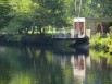 Une cabane en bois suspendue au bord de l'eau