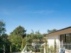 Une terrasse avec vue plongeante sur la piscine