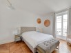 Mobilier design et couleurs douces dans la chambre 