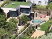 Une villa avec piscine sur une colline face à la mer