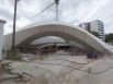Un ruban de 130m de long en béton blanc et des coffrages bois sur mesure