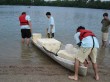 Des étudiants prennent le large dans des canoës ...