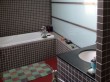 Une salle de bains nich&eacute;e sous les combles ...