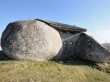 Insolite : une habitation écrasée entre deux ...