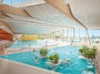 Un centre aquatique lumineux b&acirc;ti &agrave; flanc de ...
