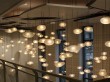 Un plafond de galets de verre rayonne sur un ...