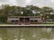 Un dr&ocirc;le de restaurant itin&eacute;rant en bois fleurit ...