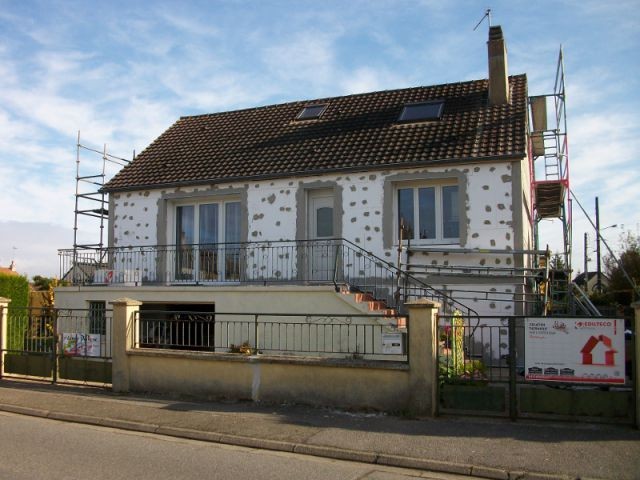 Isolation thermique par l'extérieur pour une maison des années 60