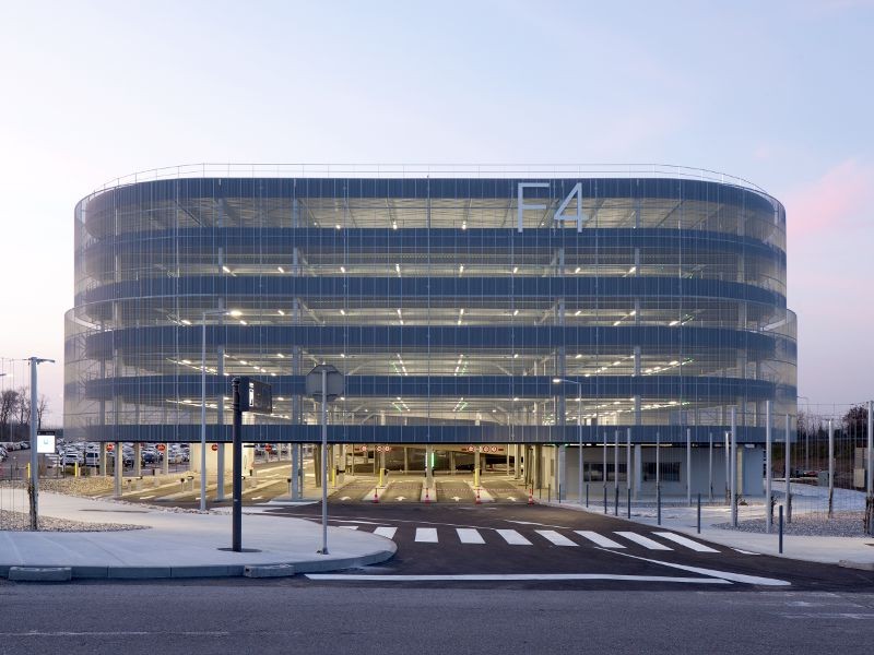 Un parking silo hors-norme transforme l'aroport de Ble - Mulhouse -  Fribourg