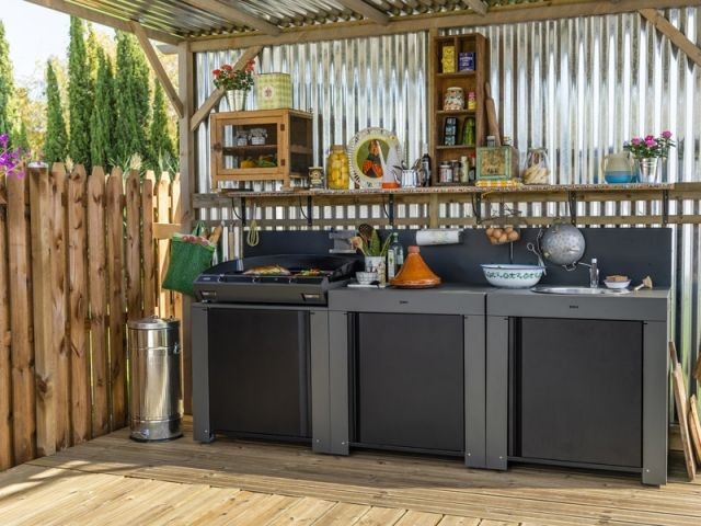 Bar de jardin en bois avec réfrigérateur