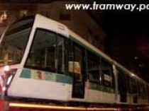 Un tramway entre dans Paris