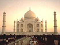 Le Taj Mahal jaunit à cause de la pollution