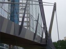 Une passerelle organique en quartier urbain ...