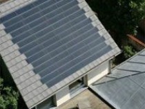 Une maison couverte de tuiles photovoltaïques ...