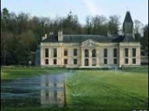 Une commune veut racheter un château de Vivendi ...